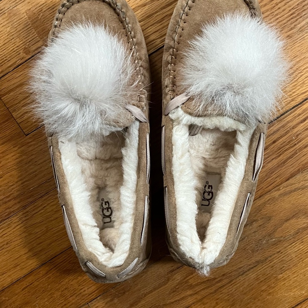 UGG Women's Dakota Suede & Shearling Pom-Pom Slippers/Moccasins Size 7/7.5 W - Picture 2 of 9